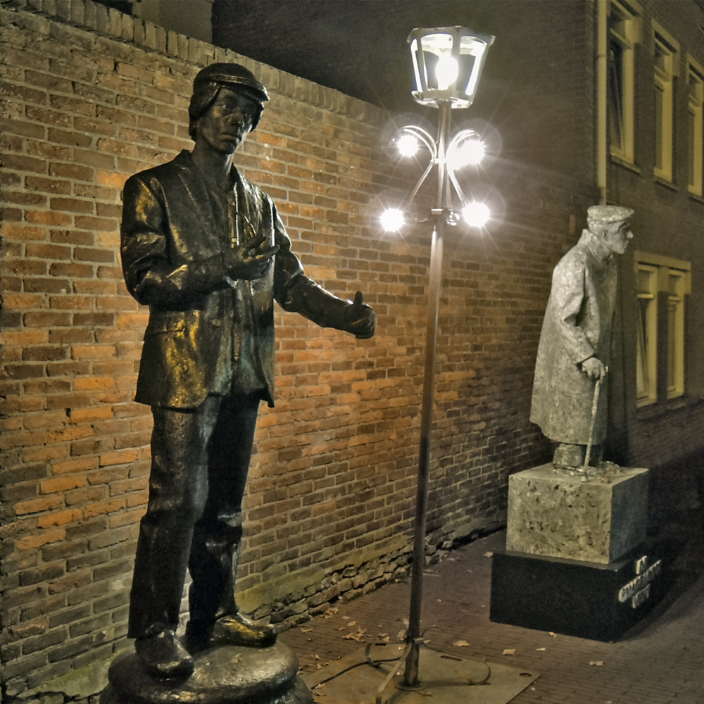 Living statues by night