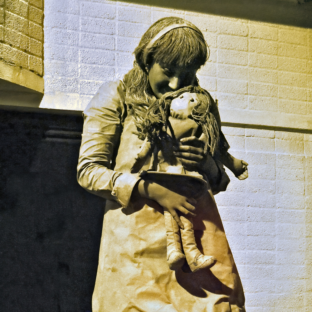 Living statues by night