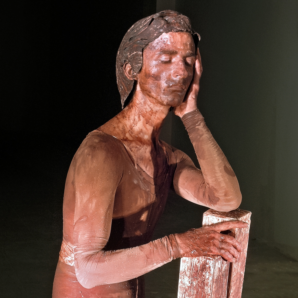Living statues by night