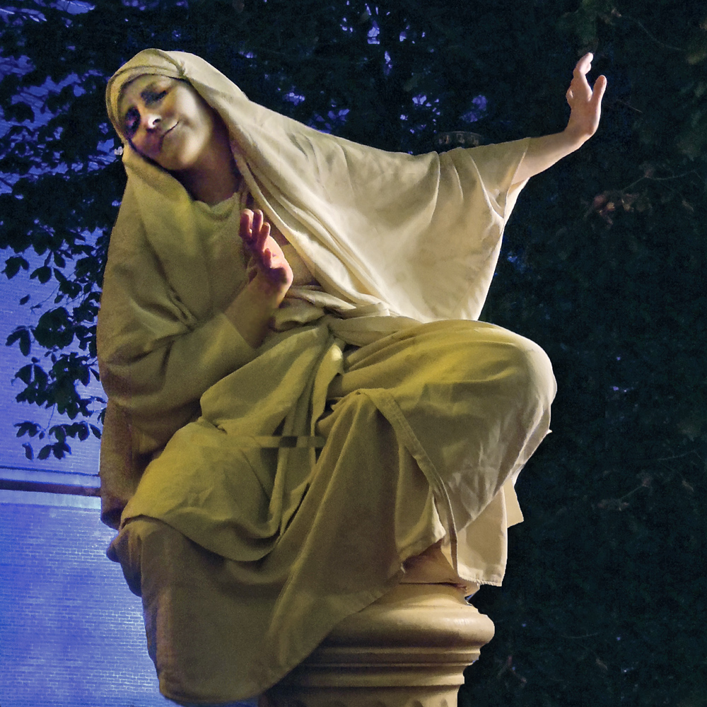 Living statues by night