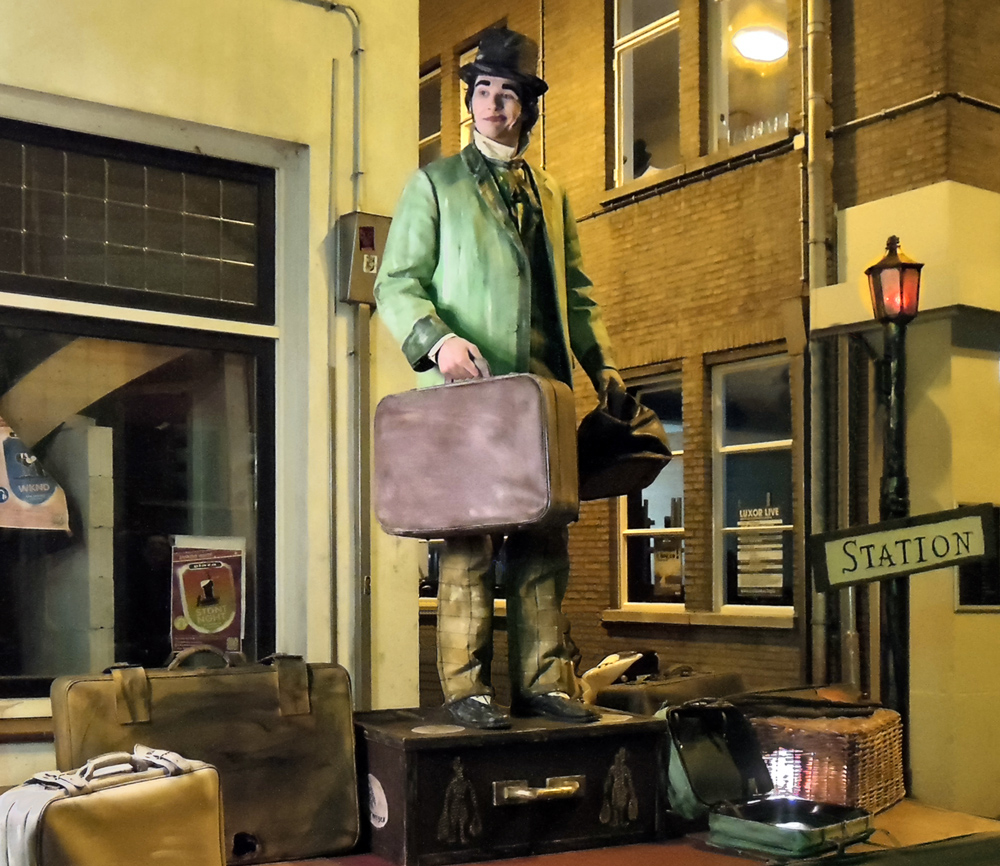 Living statues by night