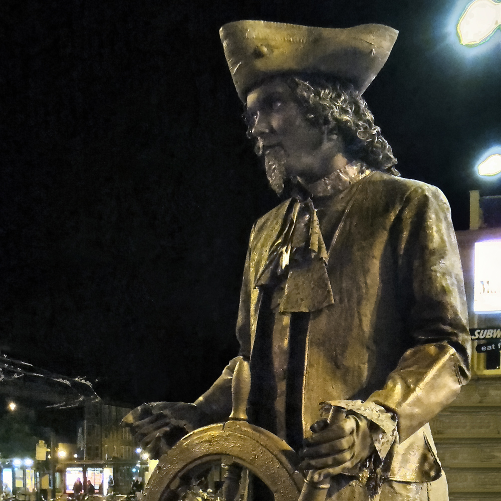Living statues by night
