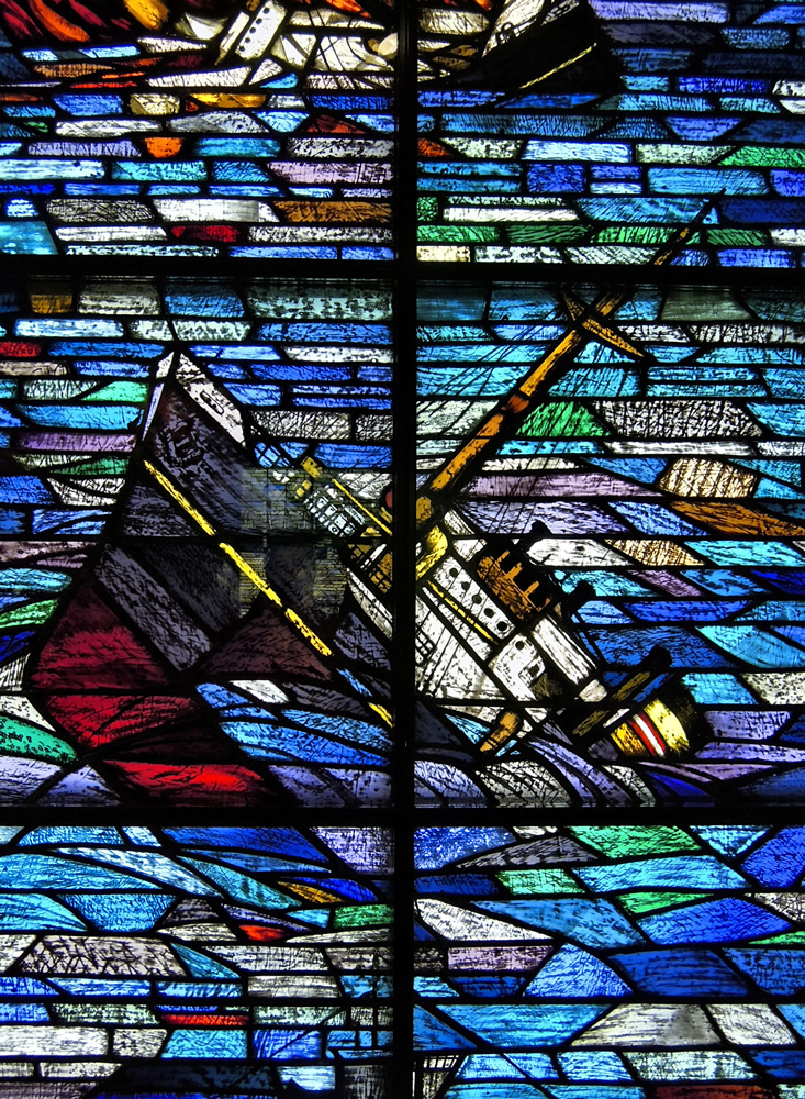 Door storm opgezweepte zeeën, glas-in-lood